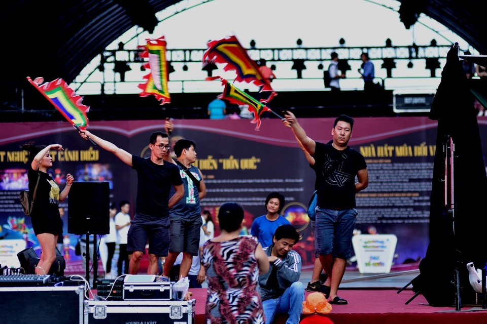 Không khí trước giờ diễn khá sôi động bởi công tác chuẩn bị, thu hút nhiều người dân đứng xem