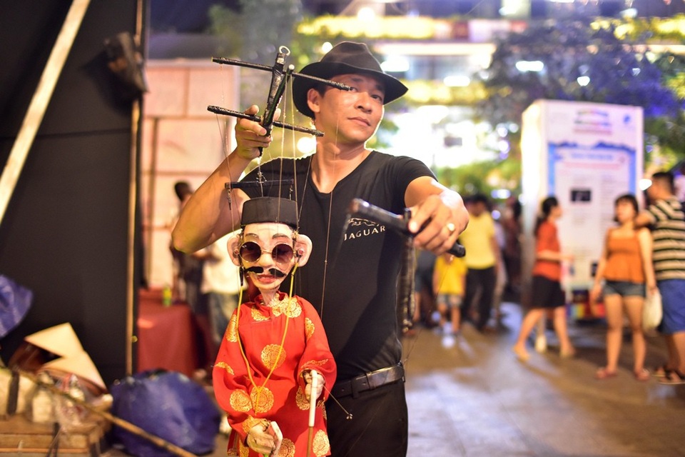 Diễn viên “Ông già xì tin” đang dạo phố Nguyễn Huệ chờ đến lượt diễn