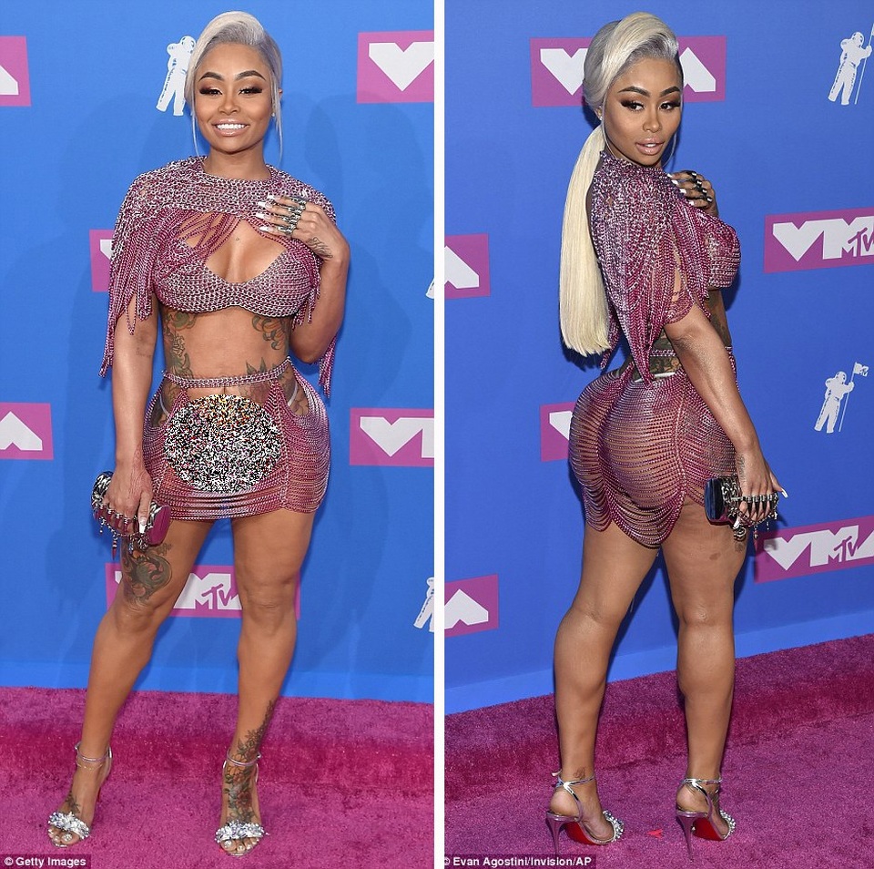 Người mẫu Blac Chyna khiến mọi ống kính không thể bỏ qua mình. “Đầm” của Blac Chyna được tạo nên từ những chuỗi hạt và dây xích, phụ kiện mang chủ điểm ánh bạc.