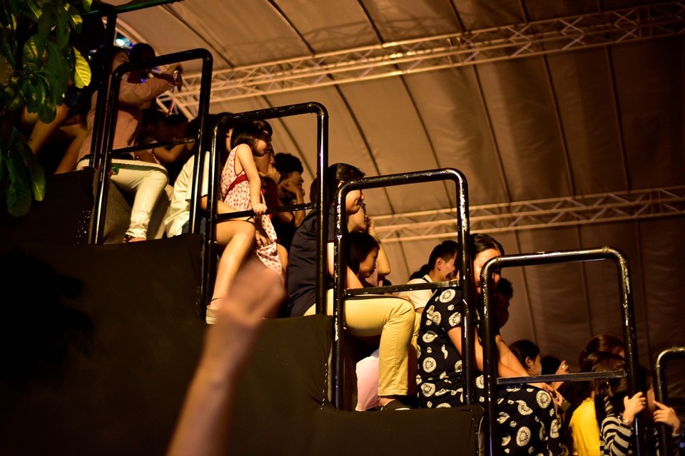 Khán đài sân khấu rối nước kín chỗ từ rất sớm