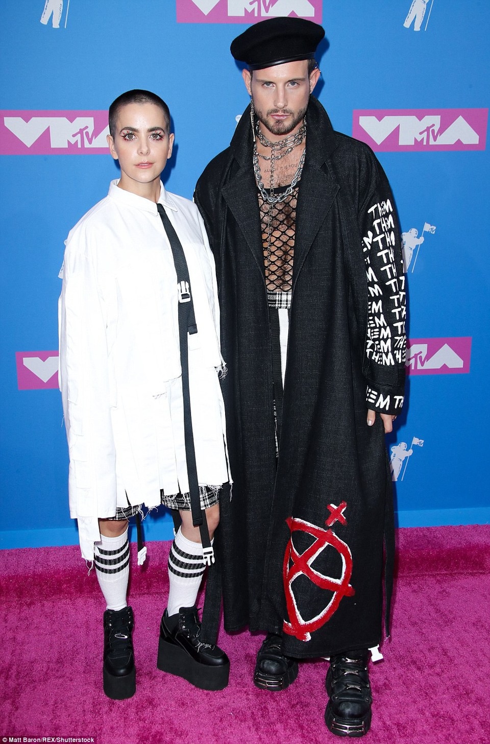 Nam diễn viên Nico Tortorella (phải) xuất hiện trên thảm đỏ với người bạn đồng hành có phong cách lập dị không kém.