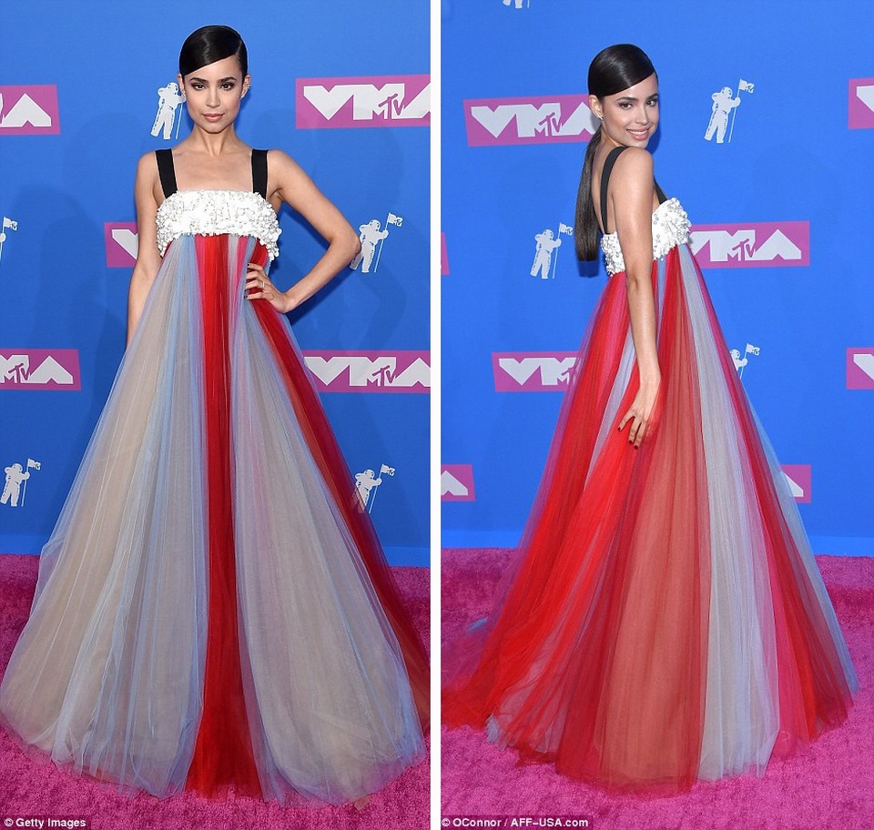 Nữ ca sĩ Sofia Carson và bộ đầm che giấu mọi đường cong.