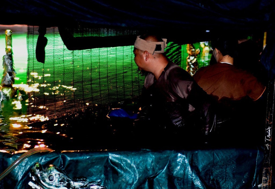 Các nghệ sĩ say sưa biểu diễn vở Hồn Việt