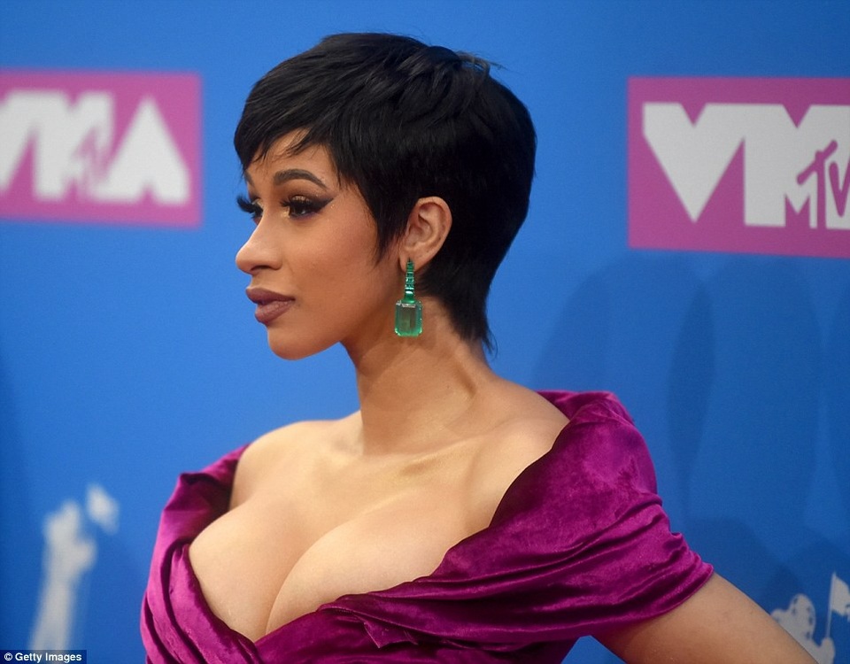 Ca sỹ Mỹ khoe ngực khủng tại lễ trao giải VMA - 8
Cardi B đang dần quay lại với công việc sau ít tháng nghỉ ngơi