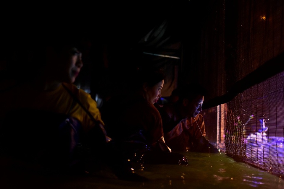 
Rất ít khi khán giả được diện kiến gương mặt của những người làm cho những con rối tung tăng nhảy múa...

 
