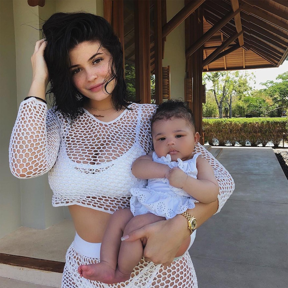 Nữ tỷ phú Hollywood giải thích việc giữ kín chuyện “bầu bí” - 3 Kylie Jenner sinh con gái đầu lòng ở tuổi 21
