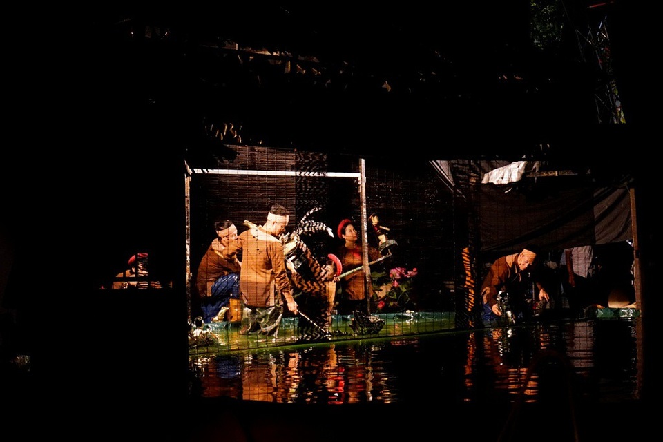 “Cảnh đứng yên của các nghệ sĩ múa rối làm tôi rất ấn tượng. Khi cảnh này hiện lên kết thúc vở diễn, tôi thầm cảm ơn họ và không quên vỗ tay tán thưởng. Lần đầu thấy được nghệ sĩ rối phía sau bức rèm, hay lắm, ấn tượng lắm”, chị Nông Huyền Thu, ngụ quận 1 chia sẻ.