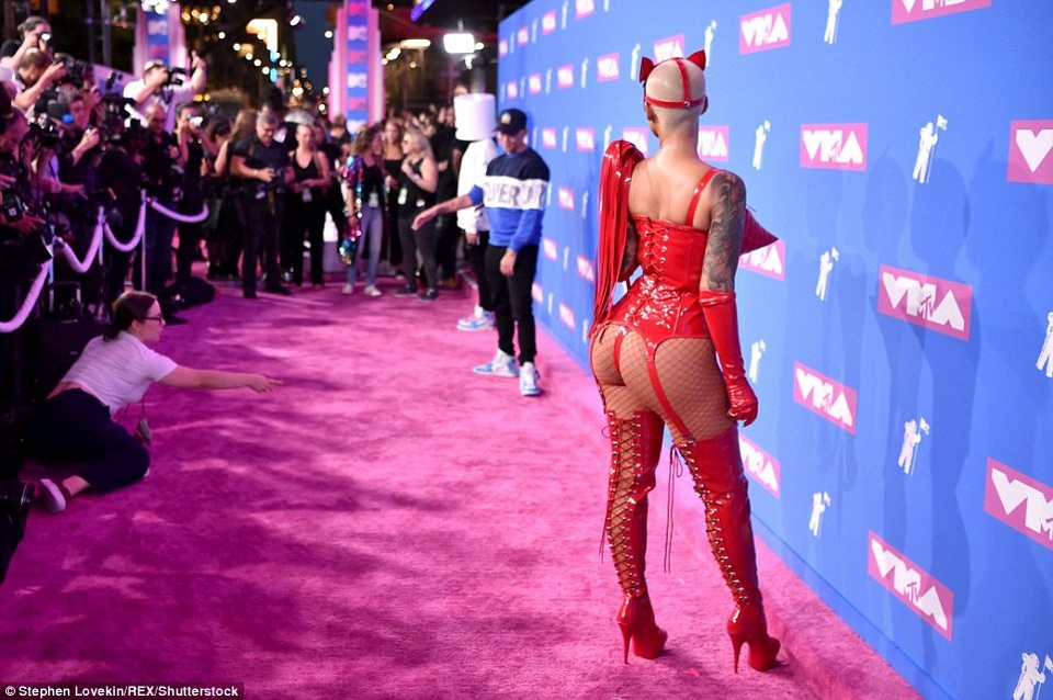 Những sao bị chê mặc xấu trên thảm đỏ VMA - 6
Amber Rose mặc đồ như dự tiệc hóa trang