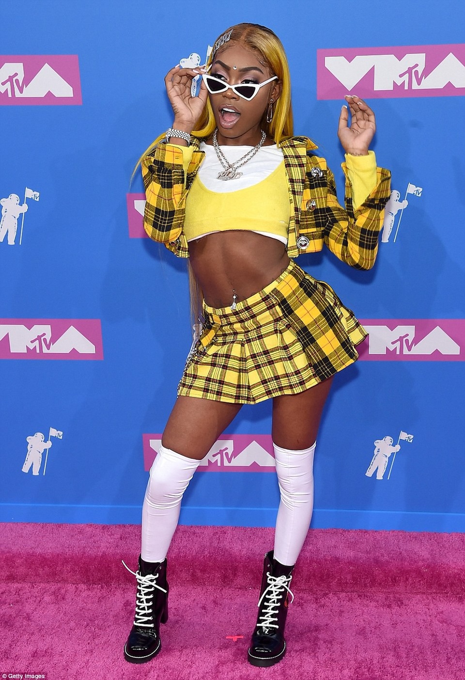 Những sao bị chê mặc xấu trên thảm đỏ VMA - 22
Rapper Asian Doll với phong cách nữ sinh