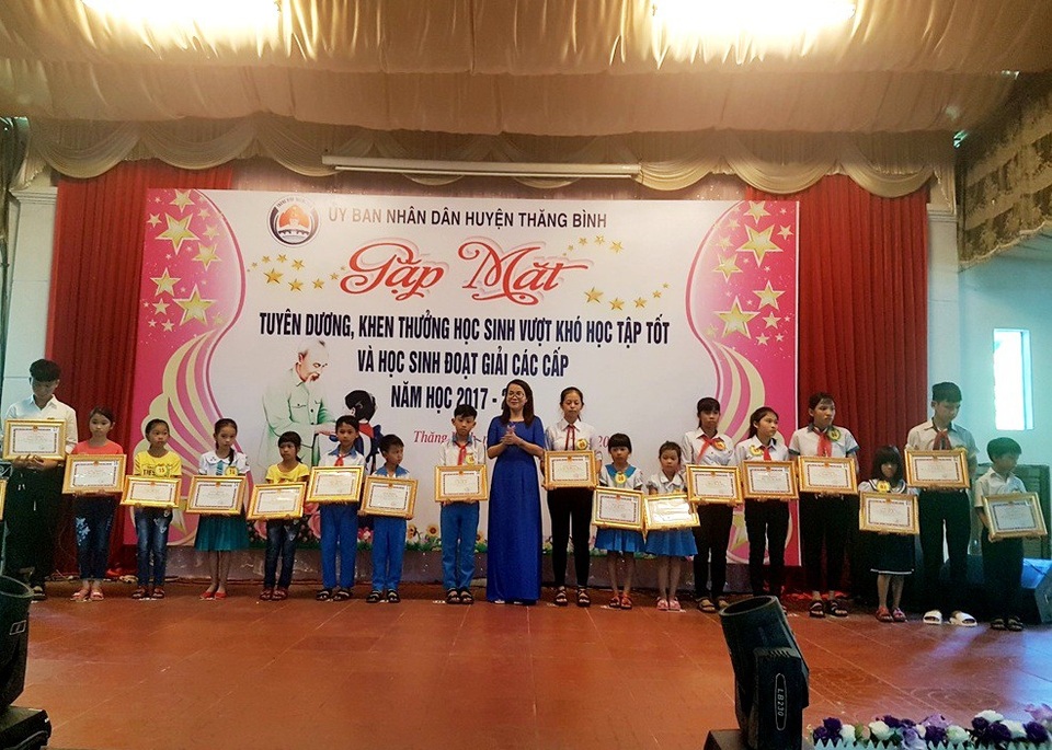 
Các em học sinh nghèo vượt khó huyện Thăng Bình (tỉnh Quảng Nam) được nhận học bổng.
