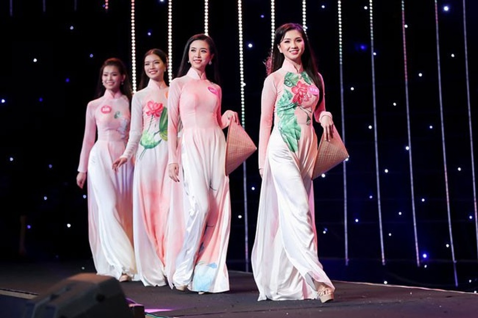 Thí sinh Hoa hậu Việt Nam duyên dáng với áo dài hoa sen - 1
Trong đêm Gala: Trở lại với HHVN nhân dịp kỷ niệm 30 năm, 44 thí sinh vòng chung kết toàn quốc Hoa hậu Việt Nam 2018 tự tin khoe đường cong và nét đẹp dịu dàng khi khoác lên mình những tà áo dài nền nã.