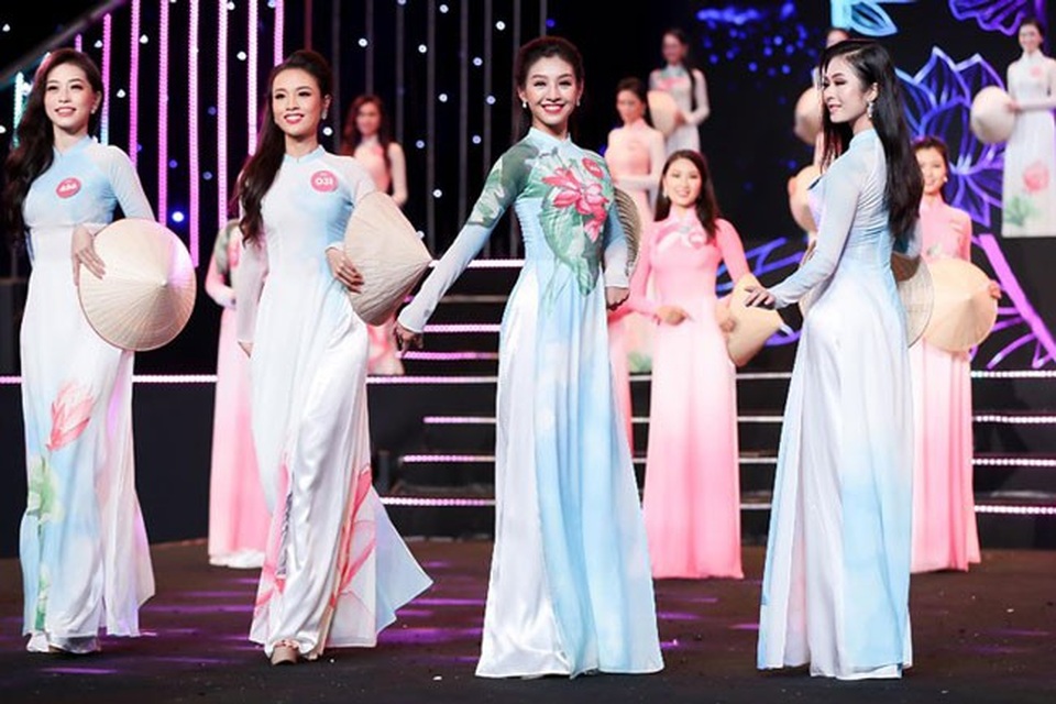 Thí sinh Hoa hậu Việt Nam duyên dáng với áo dài hoa sen - 2
Trên nền nhạc “Một thoáng quê hương” với sự biểu diễn của 2 giọng ca Tố My và Tố Ny, các người đẹp có màn đồng diễn áo dài tuyệt đẹp của NTK Anh Thư.