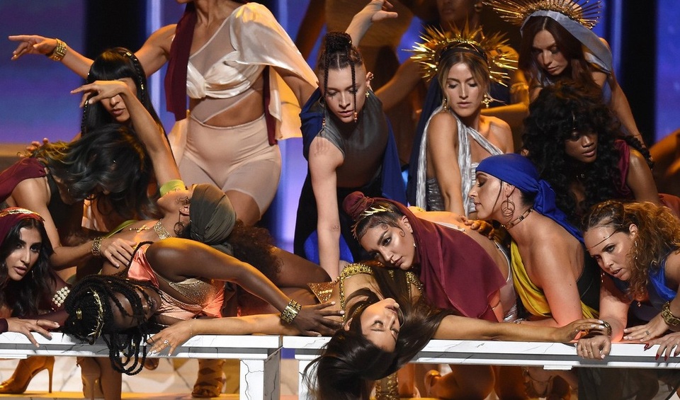 Ariana Grande quyến rũ sánh đôi cùng bạn trai - 14 Ariana Grande quyến rũ sánh đôi cùng bạn trai - 14