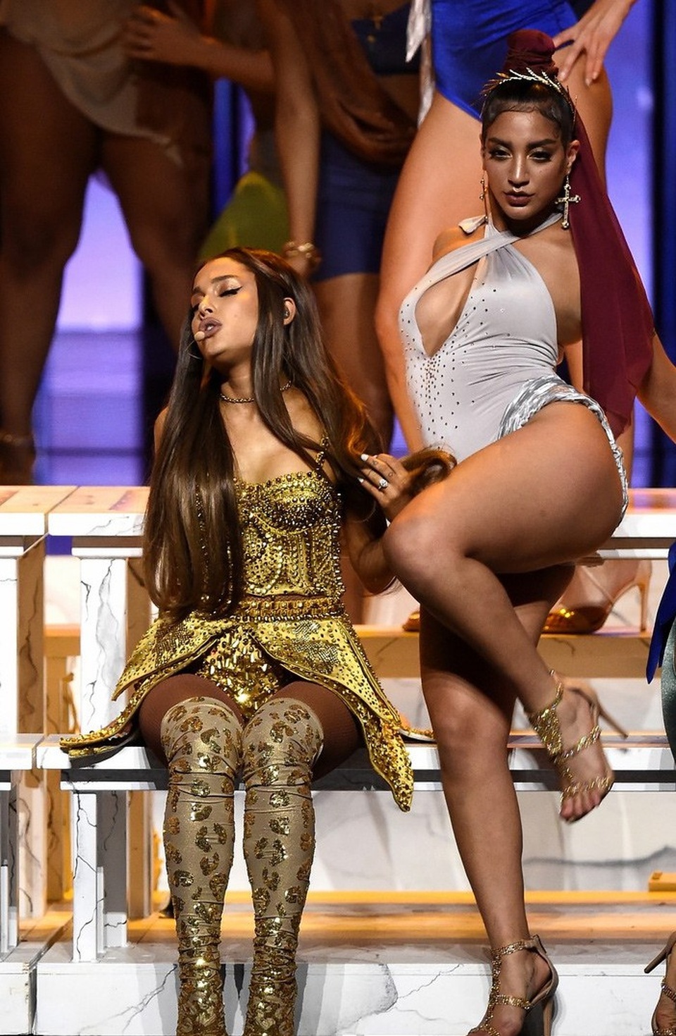 Ariana Grande quyến rũ sánh đôi cùng bạn trai - 15
“God is a Woman” nằm trong album mang tên Sweetener của Ariana vừa được trình làng cách đây không lâu.