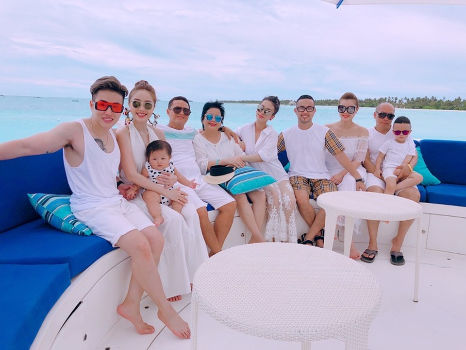 Sau khoảng thời gian làm việc cật lực, Bảo Thy đã dành hẳn một tuần đưa cả gia đình đi nghỉ dưỡng tại Maldives – đảo quốc được mệnh danh là “thiên đường hạ giới”. Cũng nhân dịp gia đình chị hai của Bảo Thy từ Mỹ trở về đoàn tụ nên nữ ca sĩ mong muốn cả nhà được trải nghiệm một kì nghỉ vui vẻ và đáng nhớ.
