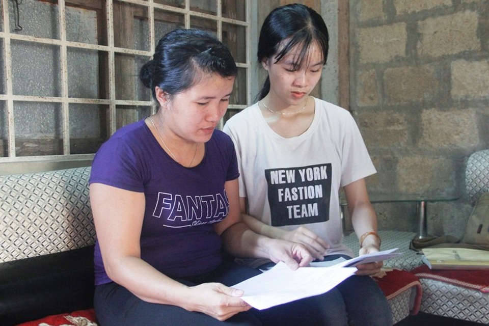 Đậu ngành Báo chí, nữ sinh nhà nghèo bộn bề nỗi lo - 1
Hai mẹ con Linh băn khoăn về khoản kinh phí học tập khi vào đại học.