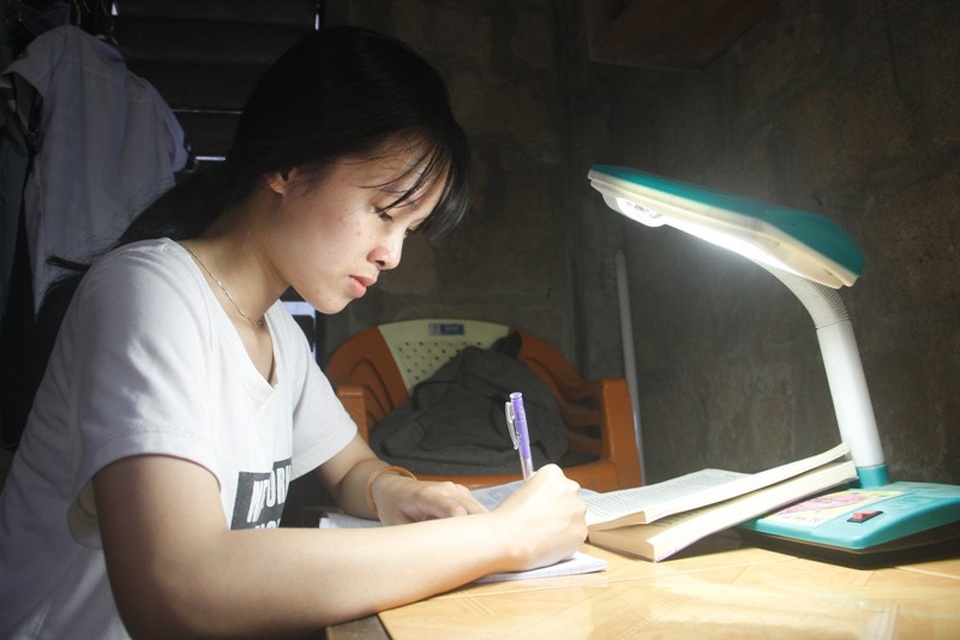 Đậu ngành Báo chí, nữ sinh nhà nghèo bộn bề nỗi lo - 3
Em Linh là học sinh chăm ngoan, biết quan tâm đến gia đình.