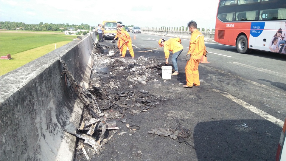 Công nhân khẩn trương dọn dẹp đường cao tốc