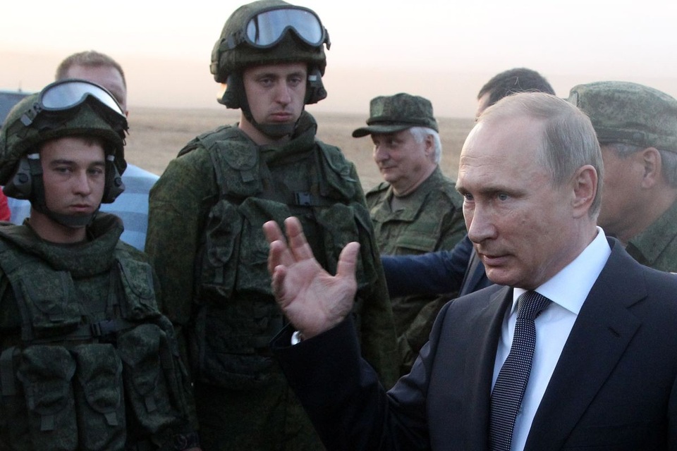 Ông Putin bất ngờ lệnh kiểm tra khả năng sẵn sàng chiến đấu của quân đội Nga - 1 Tổng thống Putin thị sát một cuộc tập trận tại Nga (Ảnh: TASS)