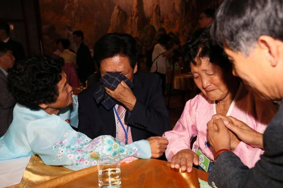 Đoàn tụ Hàn - Triều sau gần 70 năm: "Như chưa từng có cuộc chia ly" - 6 Người đàn ông lau nước mắt khi gặp lại người thân sau nhiều năm ly tán (Ảnh: Reuters)