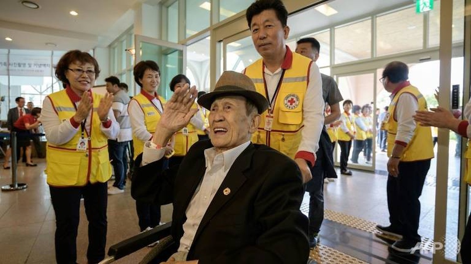 Đoàn tụ Hàn - Triều sau gần 70 năm: "Như chưa từng có cuộc chia ly" - 8 Nhiều người phải ngồi trên xe lăn khi được đưa tới cuộc đoàn tụ với người thân (Ảnh: AFP)