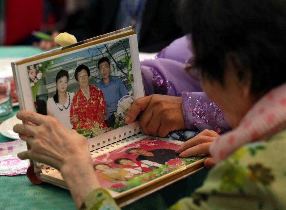 Đoàn tụ Hàn - Triều sau gần 70 năm: "Như chưa từng có cuộc chia ly" - 1 Những người thân mang theo kỷ vật là những bức ảnh gia đình tới cuộc đoàn tụ ngày 20/8 (Ảnh: Reuters)