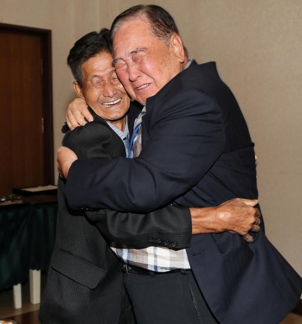 Đoàn tụ Hàn - Triều sau gần 70 năm: "Như chưa từng có cuộc chia ly" - 4 Ông Ham Sung-Chan (Hàn Quốc), 93 tuổi, ôm em trai Ham Dong-Chan, 79 tuổi trong cuộc đoàn tụ (Ảnh: Reuters)
