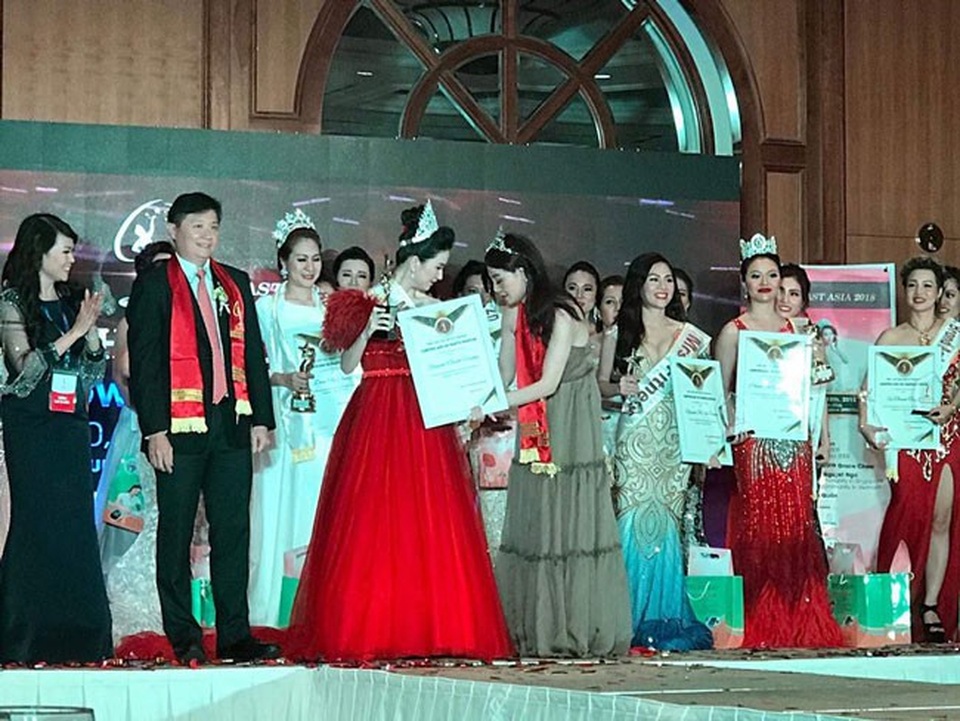 “Loạn” hoa hậu vì nở rộ thi nhan sắc “chui”? - 1 Đỗ Thị Thanh Huyền đoạt vương miện Hoa hậu Phụ nữ Á Đông 2018 - Mrs. East Asia tổ chức tại Singapore.