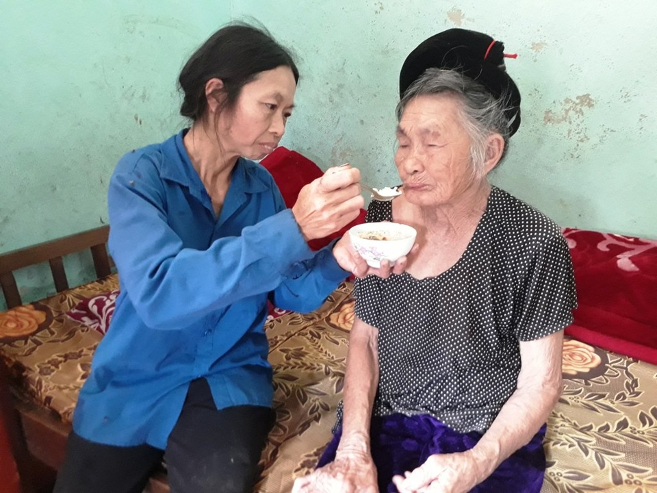 "Em không có bố rồi, xin hãy cứu mẹ em với !" - 2 Từ năm 2012 đến nay do mắc nhiều loại bệnh trong đó có nhiều bệnh nguy hiểm đến tính mạng nên chị Nguyễn Thị Vinh (mẹ em Tú) không làm được việc gì nặng bởi thường xuyên bị đau đầu, tim. Hai người phụ nữ lớn tuổi trong nhà giờ đây là gánh nặng bởi bệnh tật đeo bám.