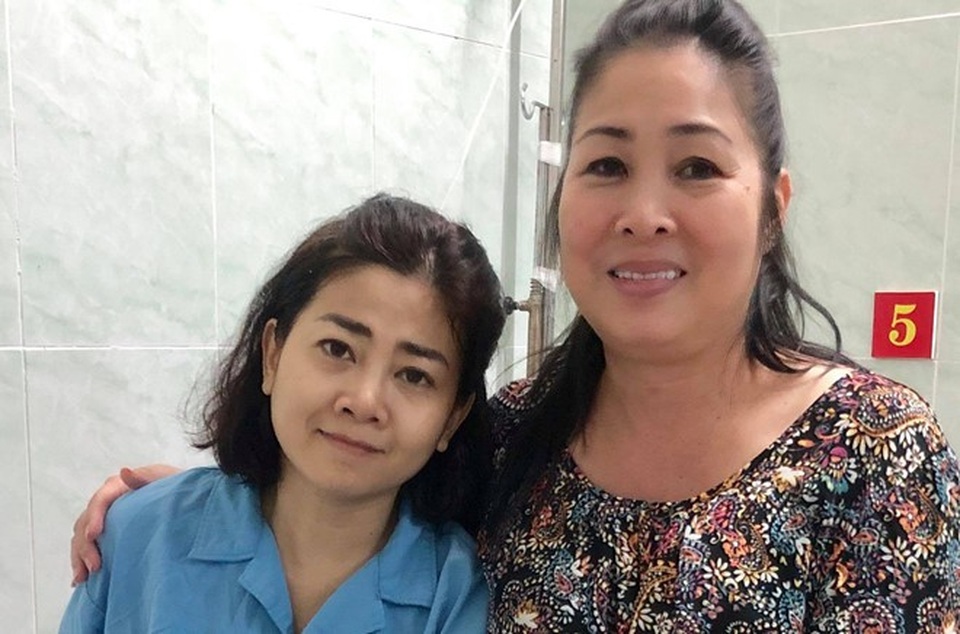 Đông đảo nghệ sĩ ủng hộ, lên tiếng kêu gọi giúp đỡ Mai Phương tiền chữa trị - 1 NSND Hồng Vân đến thăm và gửi đến Mai Phương số tiền đồng nghiệp, khán giả đã ủng hộ cho cô