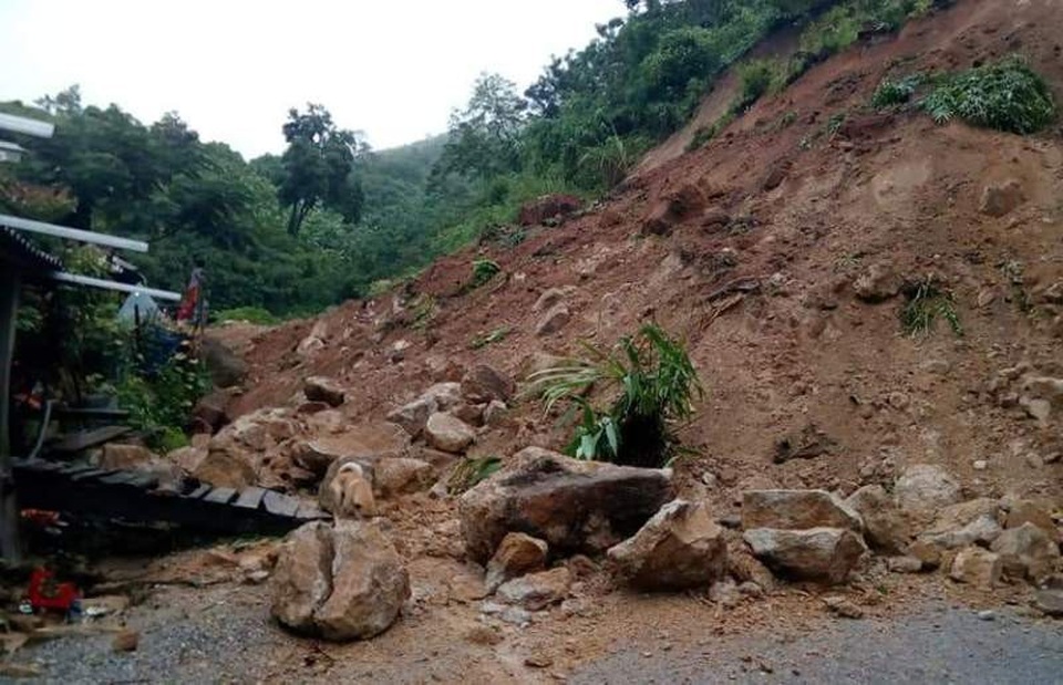 Thông tuyến quốc lộ lên huyện biên giới Mường Lát - 4 Vẫn còn một số điểm sạt lở chưa được giải tỏa xong