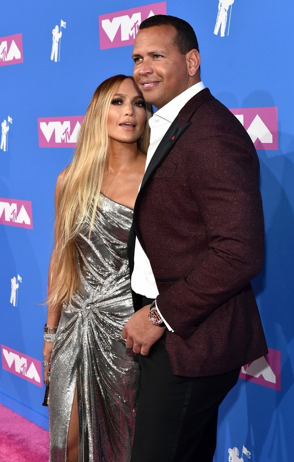 Jennifer Lopez gọi bạn trai là “bạn tâm giao” - 2
Tháp tùng cô tới dự lẽ trao giải năm nay là bạn trai Alex Rodriguez.