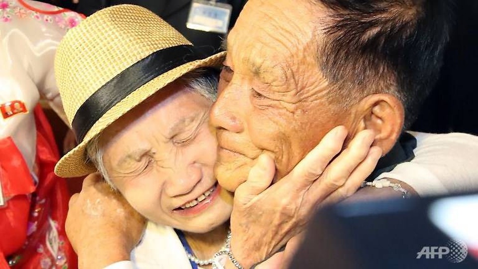 Đoàn tụ Hàn - Triều sau gần 70 năm: "Như chưa từng có cuộc chia ly" - 3 Bà Lee Keum-seom gặp lại con trai Ri Sung Chol hôm 20/8 (Ảnh: AFP)