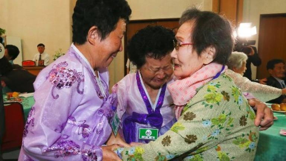 Đoàn tụ Hàn - Triều sau gần 70 năm: "Như chưa từng có cuộc chia ly" - 2 Bà Han Shin-ja (phải) gặp lại hai con gái sau hàng chục năm ly tán (Ảnh: AFP)