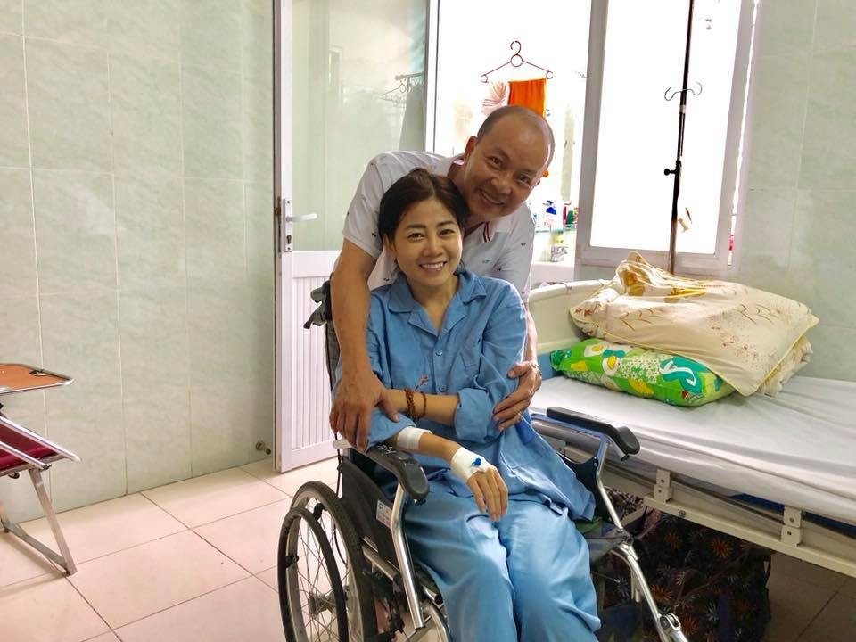 Đông đảo nghệ sĩ ủng hộ, lên tiếng kêu gọi giúp đỡ Mai Phương tiền chữa trị - 2 Nghệ sĩ Đức Hải cũng dành thời gian đến thăm cô và gửi tặng nhiều loại thuốc chữa trị từ nước ngoài gửi về.