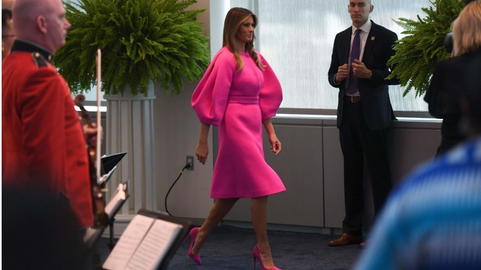 Trong lần xuất hiện tại trụ sở Liên Hợp Quốc với bài phát biểu về nạn bắt nạt trực tuyến, bà Melania một lần nữa thu hút sự chú ý với bộ cánh màu hồng của nhà mốt Delpozo trị giá 2.950 USD. (Ảnh: AFP)