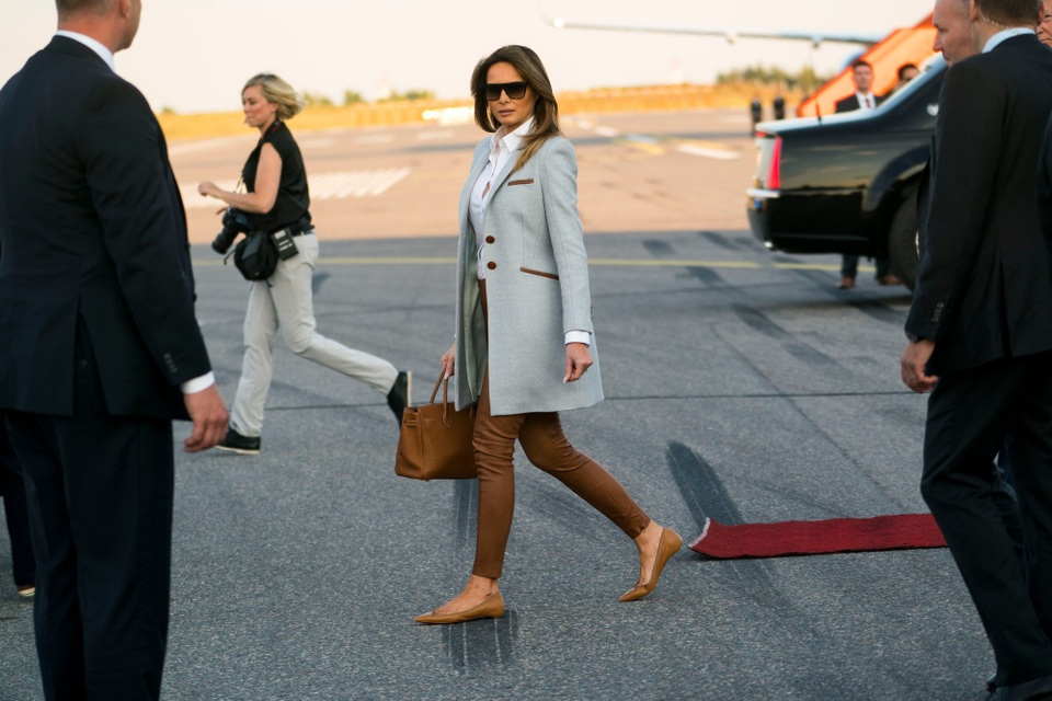 
Trước đó, khi bước xuống Phần Lan từ chuyên cơ, bà Melania mặc chiếc áo khoác phối chất liệu da của nhà mốt Isuode với giá 3.995 USD. (Ảnh: New York Times)
