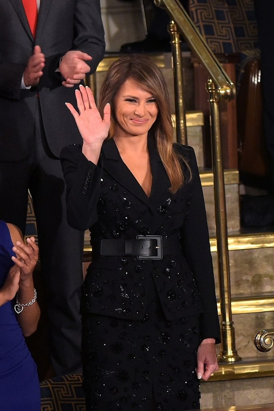 
Tại bài phát biểu của ông Trump trong một sự kiện quốc hội Mỹ năm 2017, bà Melania mặc áo khoác giá 4.995 USD và chân váy giá 4.595 USD. Hai sản phẩm này đều của nhà mốt Michael Kors. Bà đã được rất nhiều lời khen ngợi từ các nhà phê bình thời trang vì cách chọn đồ rất sang trọng, thanh lịch. (Ảnh: W Magazine)
