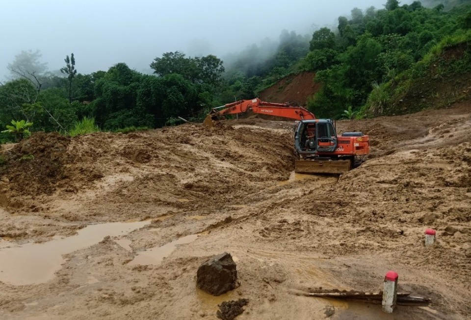 Thông tuyến quốc lộ lên huyện biên giới Mường Lát - 3 Ngành giao thông và chính quyền địa phương đã huy động lực lượng, phương tiện giải tỏa các điểm sạt lở