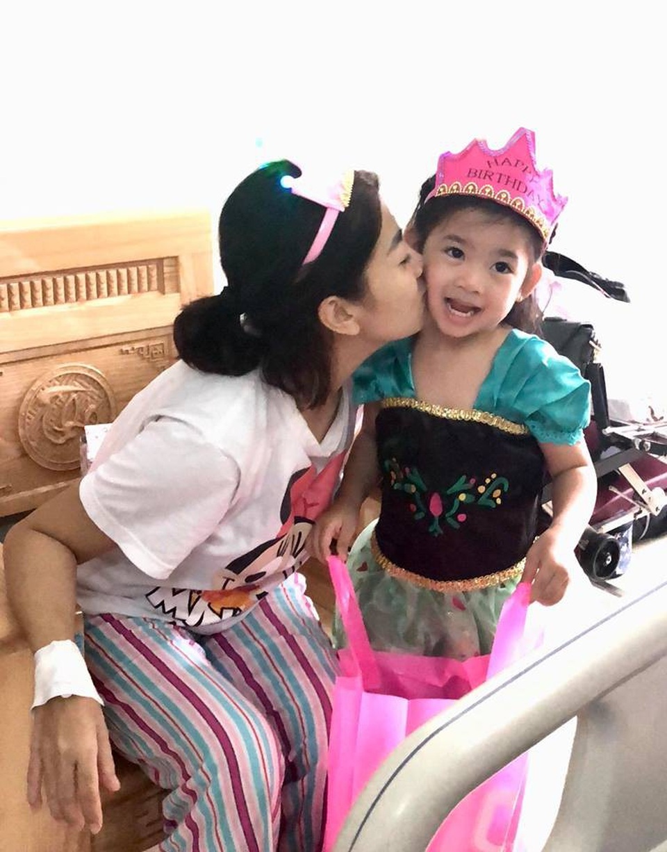 Nữ diễn viên ngọt ngào hôn và chúc mừng sinh nhật con gái nhỏ