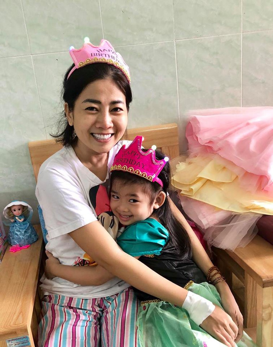 Mai Phương tươi cười hạnh phúc khi được ôm con gái trong lòng và mừng sinh nhật cho con. Mai Phương chia sẻ, con gái là động lực lớn để cô vượt qua mọi nghịch cảnh trong cuộc sống.