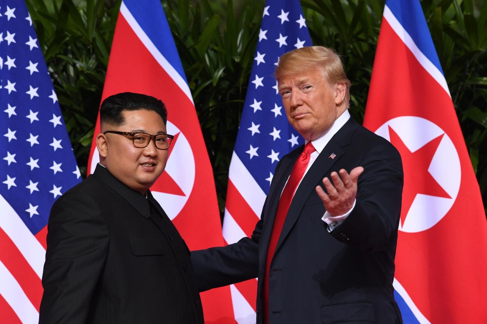 Tổng thống Trump: “Tôi thích ông Kim Jong-un và ông ấy cũng thích tôi” - 1 Tổng thống Donald Trump và nhà lãnh đạo Kim Jong-un gặp nhau tại Singapore hồi tháng 6 (Ảnh: Reuters)