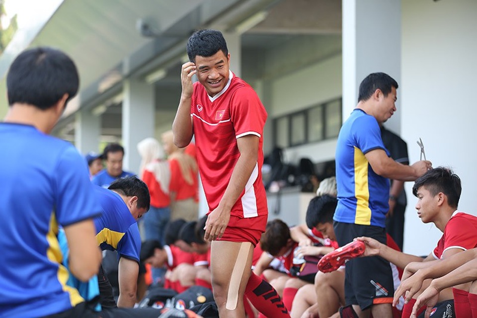 Olympic Việt Nam hào hứng luyện chiêu tủ chờ đấu Bahrain - 12
Tiền đạo Hà Đức Chinh