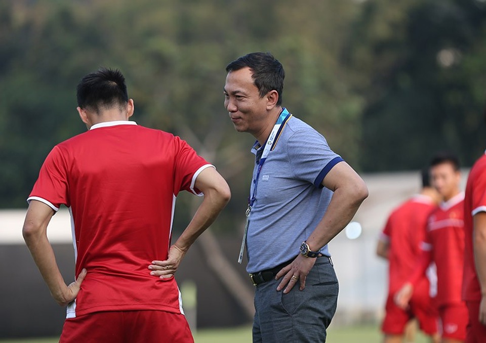 Olympic Việt Nam hào hứng luyện chiêu tủ chờ đấu Bahrain - 10
Phó Chủ tịch VFF Trần Quốc Tuấn có mặt để theo dõi buổi tập của Olympic Việt Nam