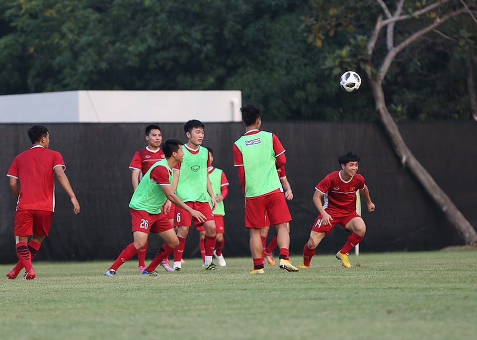 Olympic Việt Nam hào hứng luyện chiêu tủ chờ đấu Bahrain - 3
Bầu không khí toàn đội tỏ ra khá vui vẻ