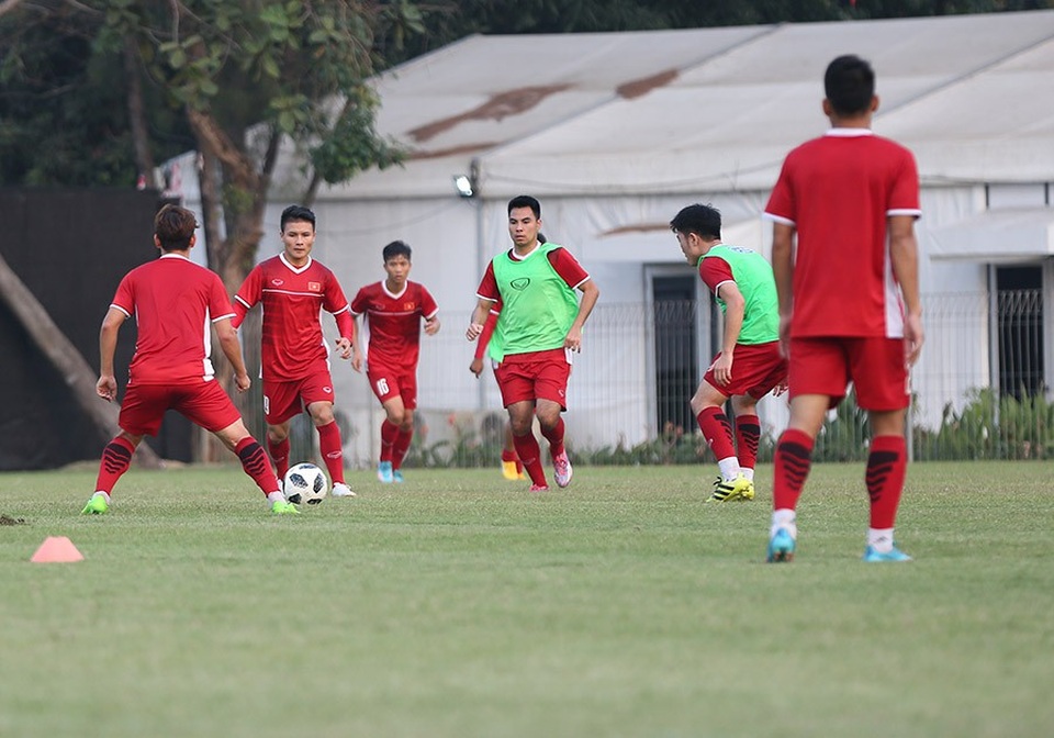 Olympic Việt Nam hào hứng luyện chiêu tủ chờ đấu Bahrain - 2
Quang Hải trong tình huống dẫn bóng