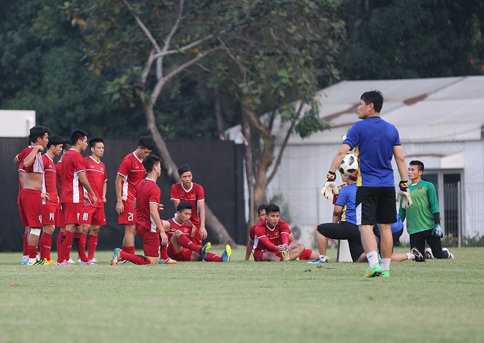 Olympic Việt Nam hào hứng luyện chiêu tủ chờ đấu Bahrain - 1
Các cầu thủ tập trung trong buổi tập ngày 22/8
