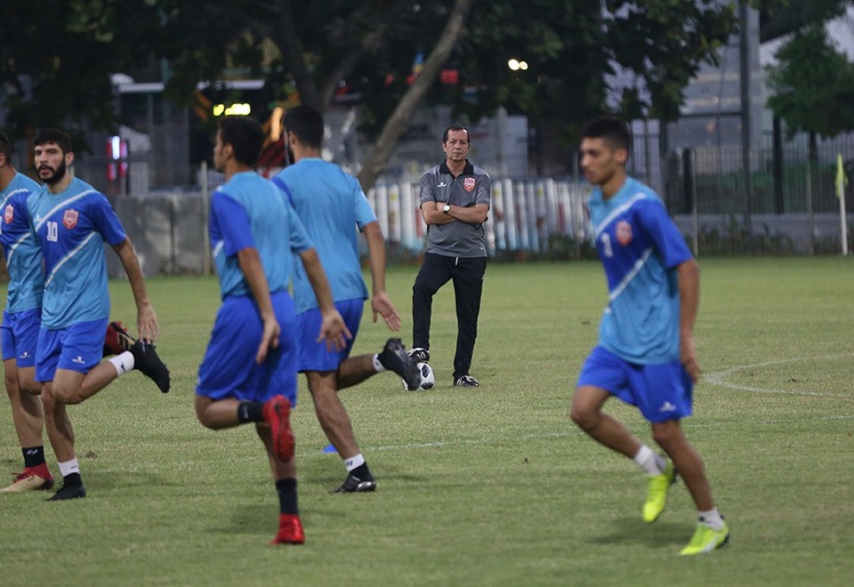 Choáng với thể hình to cao của Olympic Bahrain - 1
HLV Chammam Samir chú ý kỹ đến buổi tập của các học trò