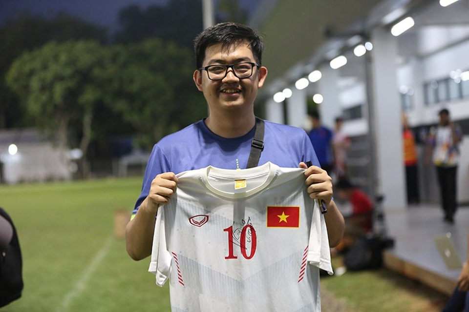 CĐV Indonesia vượt 400km xin chữ ký Văn Quyết, Duy Mạnh - 1
CĐV có tên Eric Lionardi người Indonesia vượt quãng đường gần 400 km để xin chữ ký hai thần tượng Văn Quyết