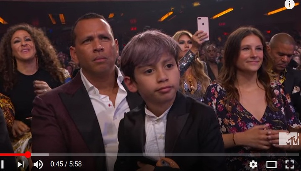 Bạn trai chăm chút Jennifer Lopez hết mức - 3
Con riêng của Jennifer Lopez ngồi trên lòng Alex Rodriguez. Hai người chăm chút lắng nghe bài phát biểu khi lên nhận giải của J.Lo